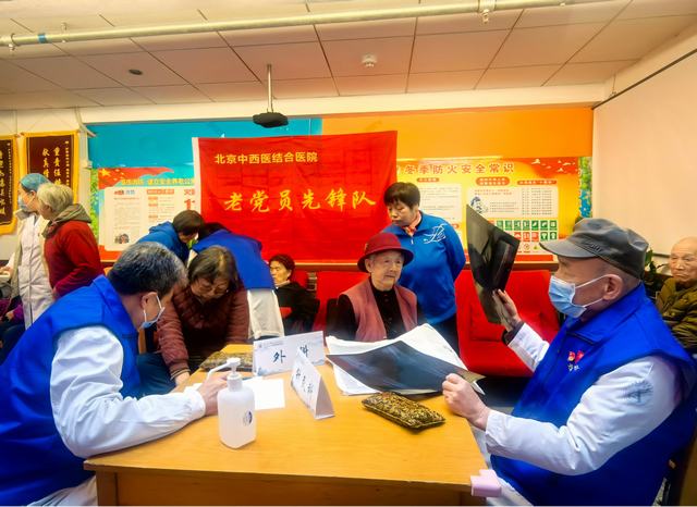 31北京中西医结合医院老党员先锋队义诊服务走进万寿老年公寓养老院，将“专业赋能·银辉焕彩”品牌建设落到实处.jpg